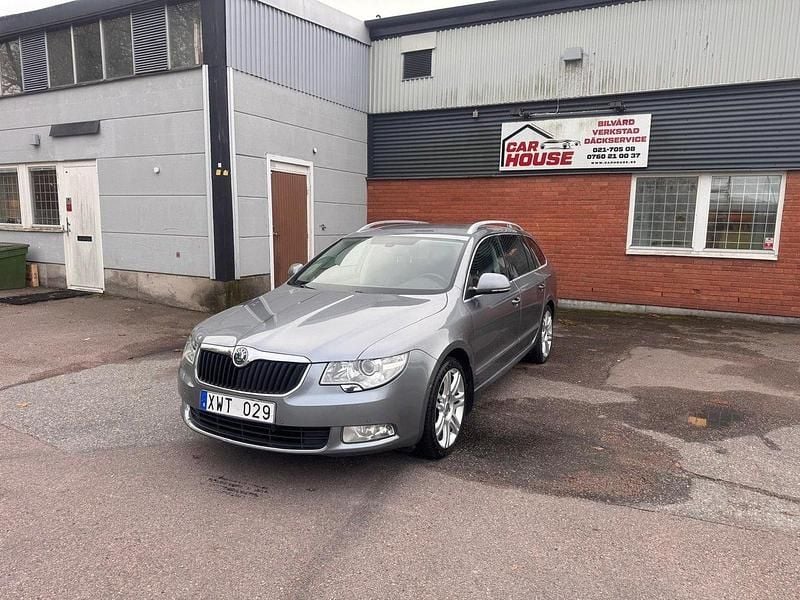 Silver Begagnad 2010 Skoda Superb Elegance Kombi | 104 900 kr (Marknadspris) - Bild 1/4