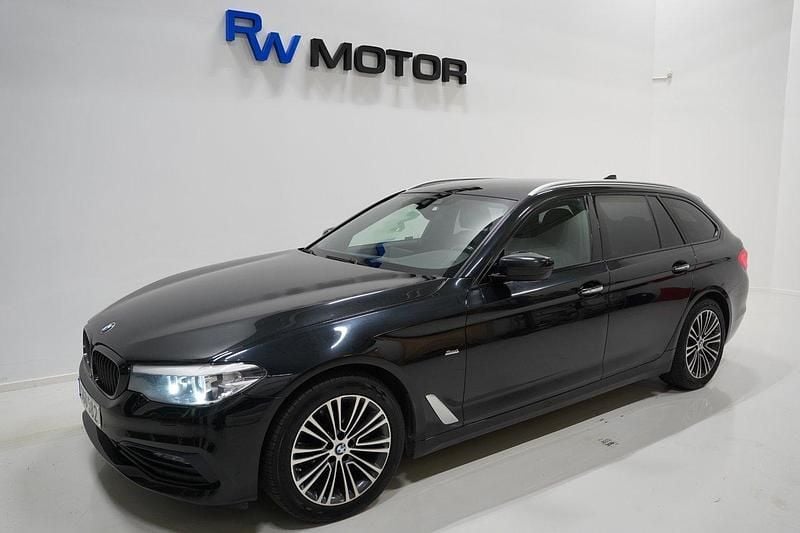 Svart Begagnad 2017 BMW 520 M Sport Kombi | 204 900 kr (Bra pris) - Bild 1/4