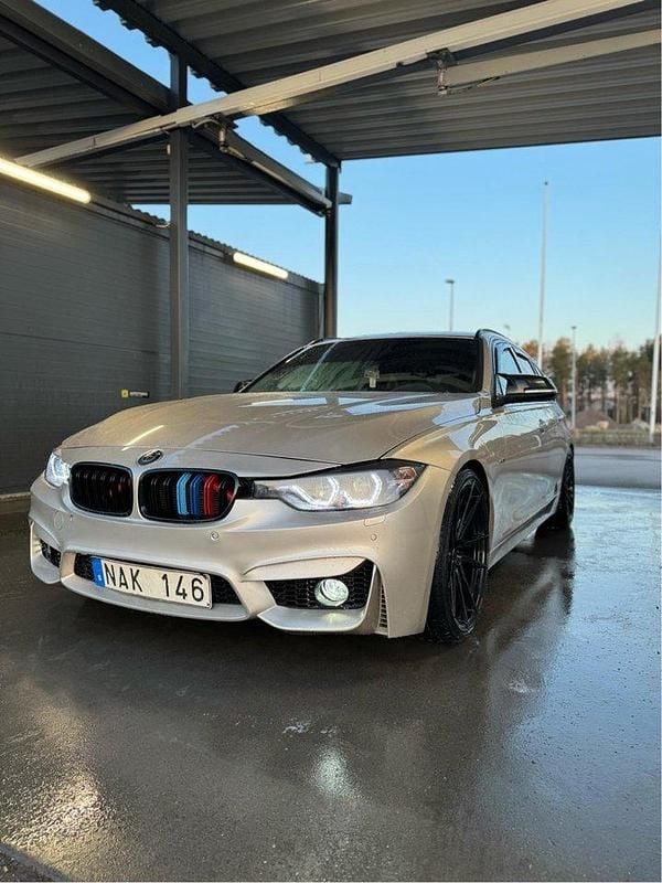 Silver Begagnad 2013 BMW 320 Sport Line Kombi | 99 000 kr (Lite dyr) - Bild 1/4