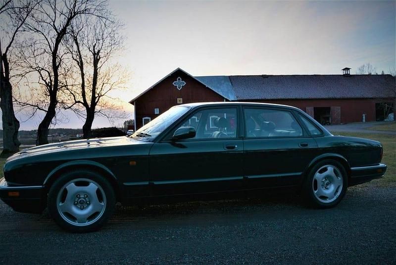 Begagnad Jaguar XJR 325 HK (239 kW) 1995 British racing green/svart skinninredning/mörk valnötsrot Sedan