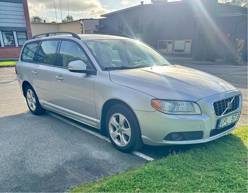 Grå Begagnad 2008 Volvo V70 Momentum Kombi | 44 000 kr (Bra pris) - Bild 1/4