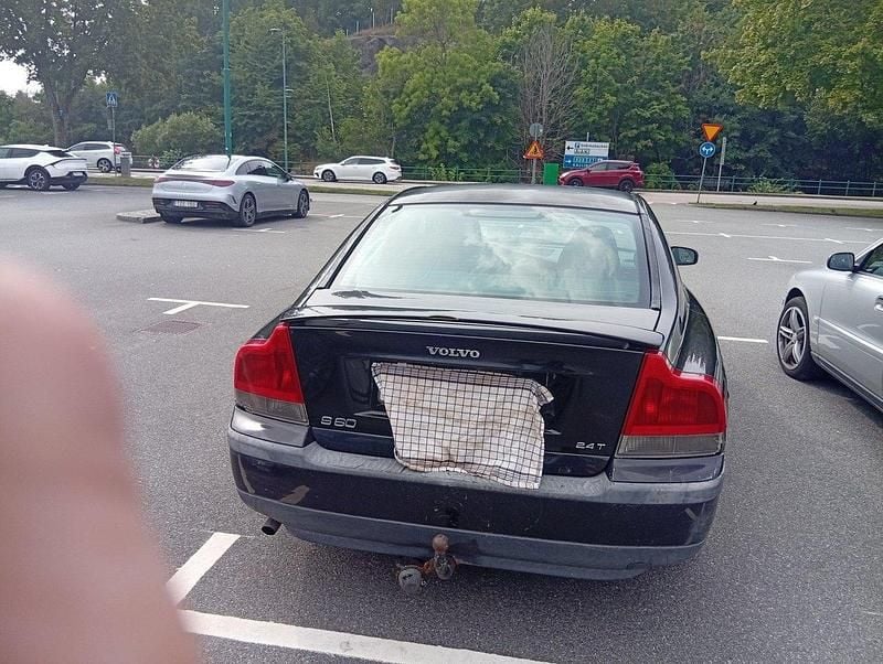 Svart Begagnad 2004 Volvo S60 Business Edition Sedan | 10 000 kr (Bra pris) - Bild 1/4