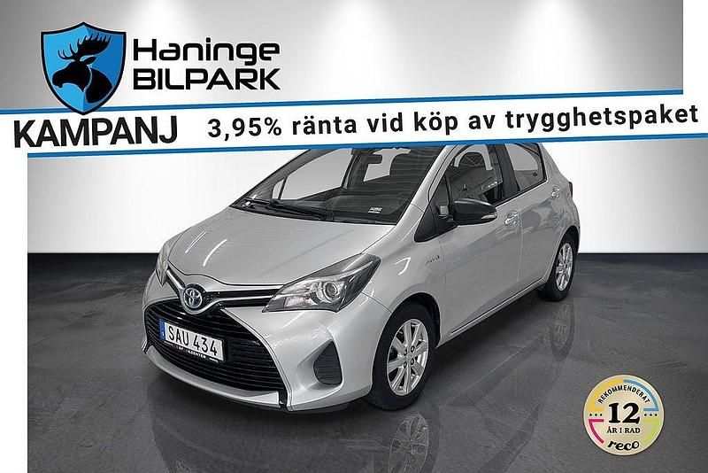 Silver Begagnad 2015 Toyota Yaris Hybrid Halvkombi | 119 900 kr (Marknadspris) - Bild 1/3