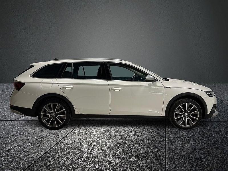 Begagnad Skoda Octavia Scout 200 HK (147 kW) 2021 Vit Kombi