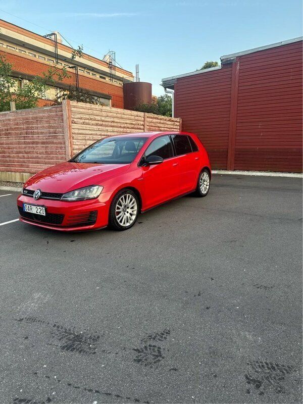 Röd Begagnad 2014 VW Golf VII GTD Halvkombi | 134 990 kr (Marknadspris) - Bild 1/4