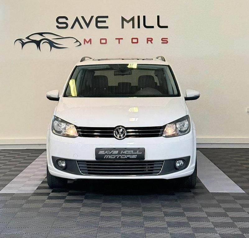 Vit Begagnad 2014 VW Touran Minibuss | 164 900 kr - Bild 1/4