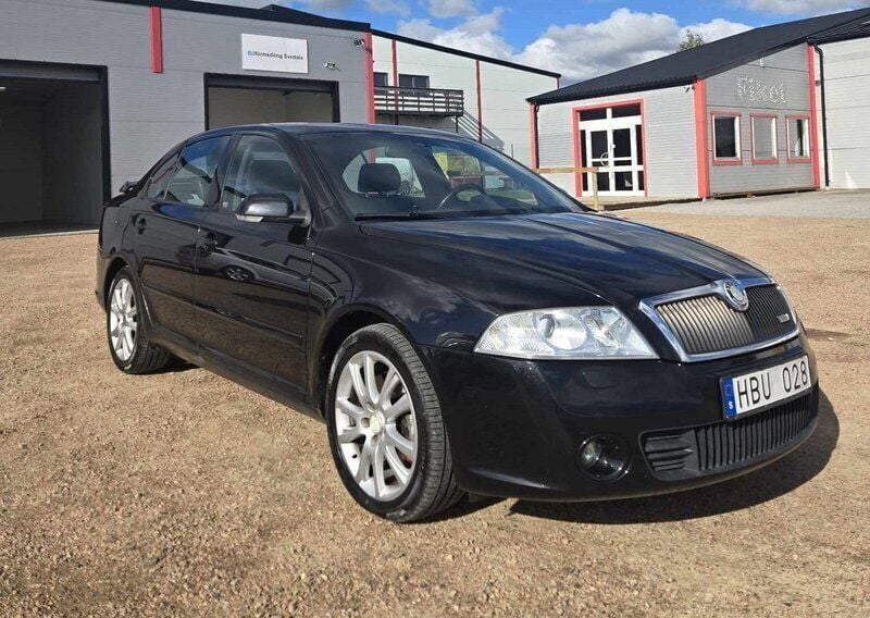 Svart Begagnad 2008 Skoda Octavia RS Halvkombi | 59 900 kr (Marknadspris) - Bild 1/4