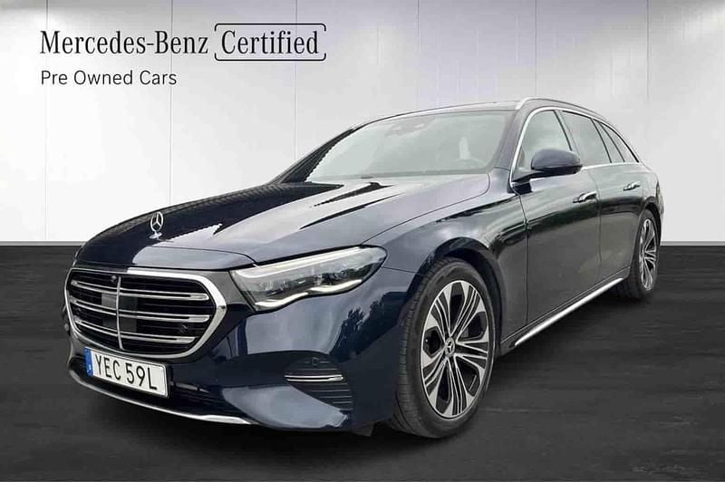 Mörkblå (blå) Begagnad 2024 Mercedes E300 Exclusive Kombi | 729 700 kr - Bild 1/1