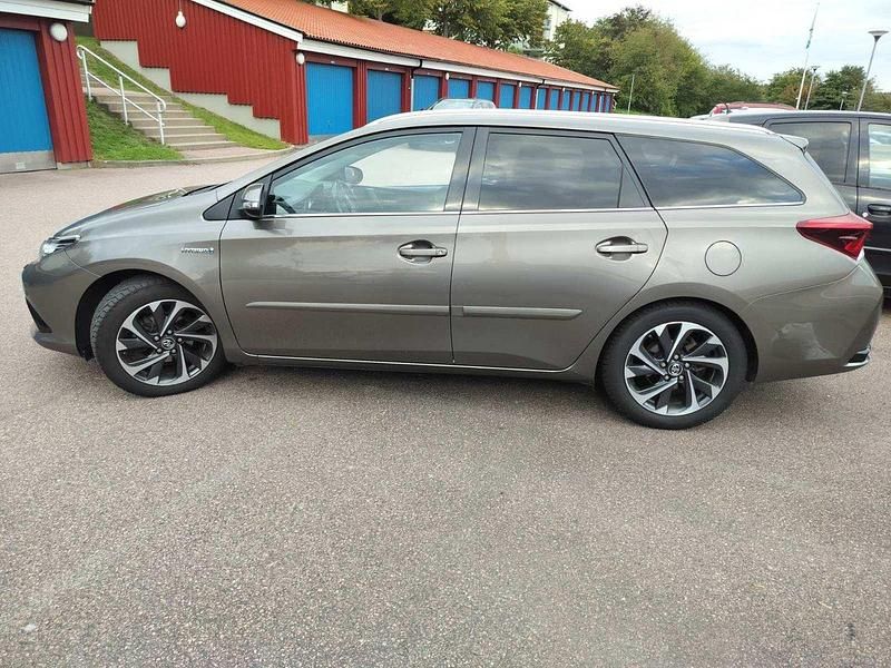Grå Begagnad 2016 Toyota Auris Touring Sports Active Kombi | 95 000 kr (Marknadspris) - Bild 1/4