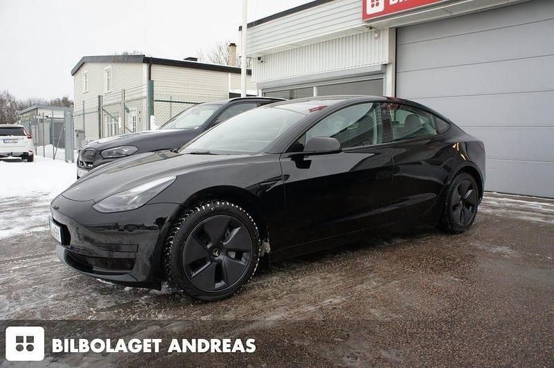 Svart Begagnad 2022 Tesla Model 3 Standard Range Sedan | 259 900 kr (Bra pris) - Bild 1/4