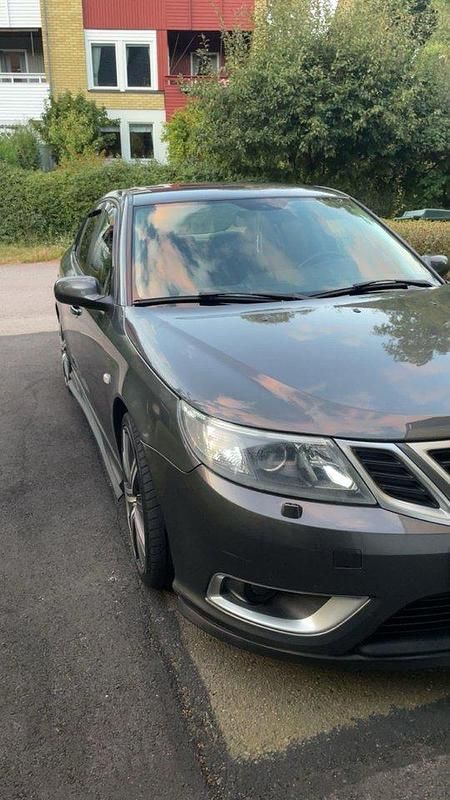 Grå Begagnad 2009 Saab 9-3 Aero Sedan | 50 000 kr (Marknadspris) - Bild 1/4