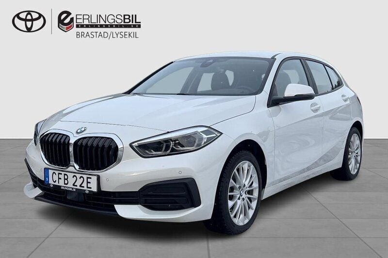 Vit Begagnad 2023 BMW 116 Advantage Halvkombi | 299 000 kr - Bild 1/4