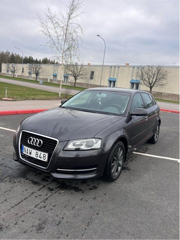 Grå Begagnad 2013 Audi A3 Sportback Attraction Halvkombi | 62 000 kr (Superpris) - Bild 1/4
