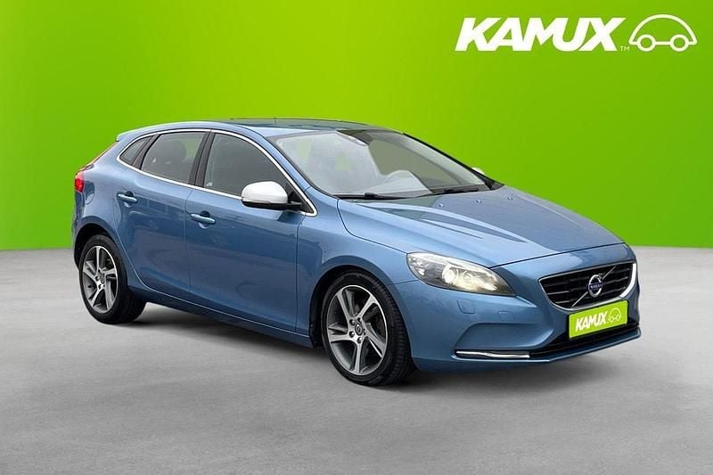 Blå Begagnad 2015 Volvo V40 Momentum Halvkombi | 144 700 kr (Marknadspris) - Bild 1/3