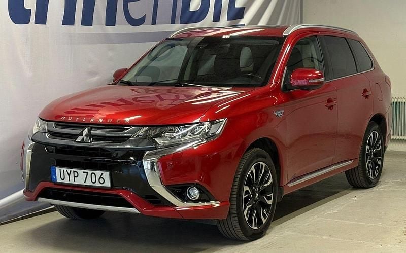 Röd Begagnad 2016 Mitsubishi Outlander P-HEV SUV | 149 900 kr (Marknadspris) - Bild 1/4