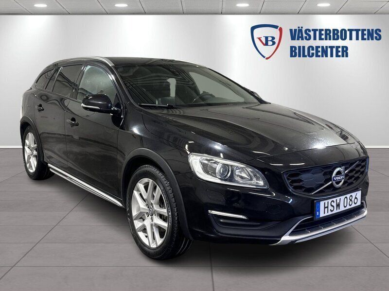 Svart Begagnad 2017 Volvo V60 CC Summum Kombi | 164 900 kr (Marknadspris) - Bild 1/4