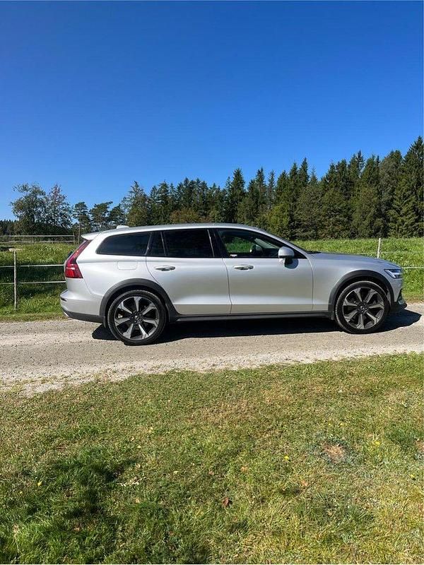 Silver Begagnad 2020 Volvo V60 CC Momentum Kombi | 280 500 kr (Marknadspris) - Bild 1/4