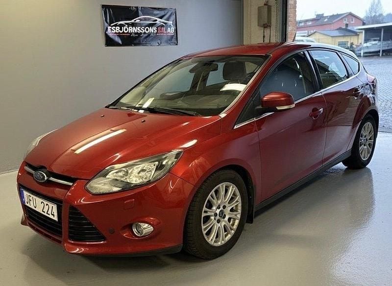 Röd Begagnad 2011 Ford Focus Titanium Halvkombi | 49 900 kr (Bra pris) - Bild 1/4