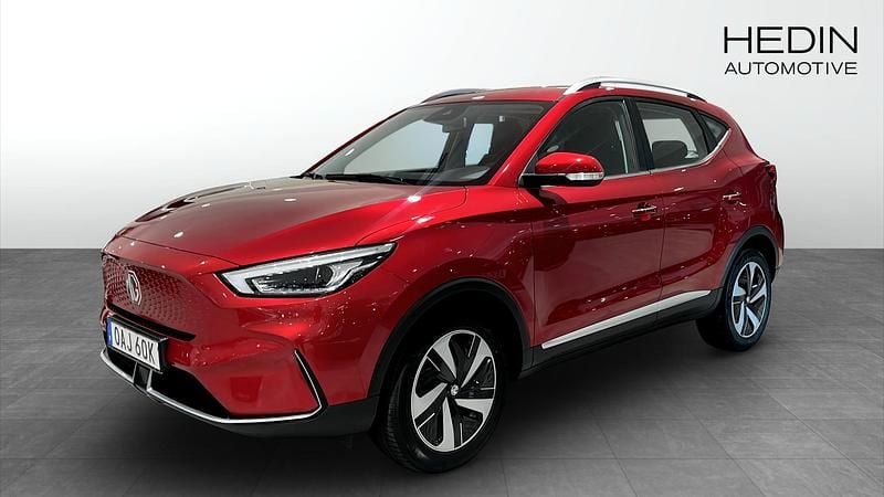 Röd (red) Begagnad 2022 MG ZS Comfort Sedan | 249 900 kr (Marknadspris) - Bild 1/4