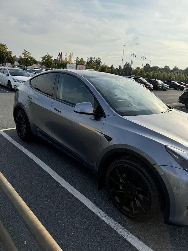 Grå Begagnad 2024 Tesla Model Y Long Range AWD SUV | 580 000 kr - Bild 1/2