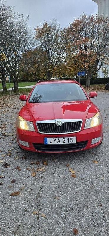 Röd Begagnad 2010 Skoda Octavia Elegance Kombi | 31 500 kr - Bild 1/4
