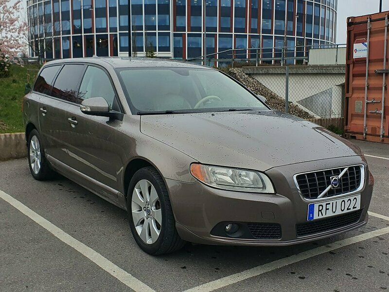 Begagnad Volvo V70 Momentum 164 HK (120 kW) 2007 Ljusbrun Kombi
