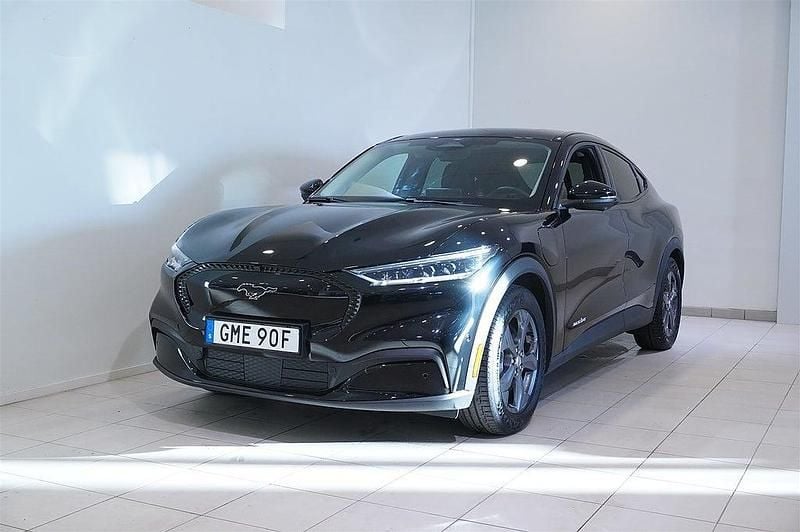 Svart Begagnad 2022 Ford Mustang Mach-E Standard Range SUV | 349 800 kr (Bra pris) - Bild 1/4
