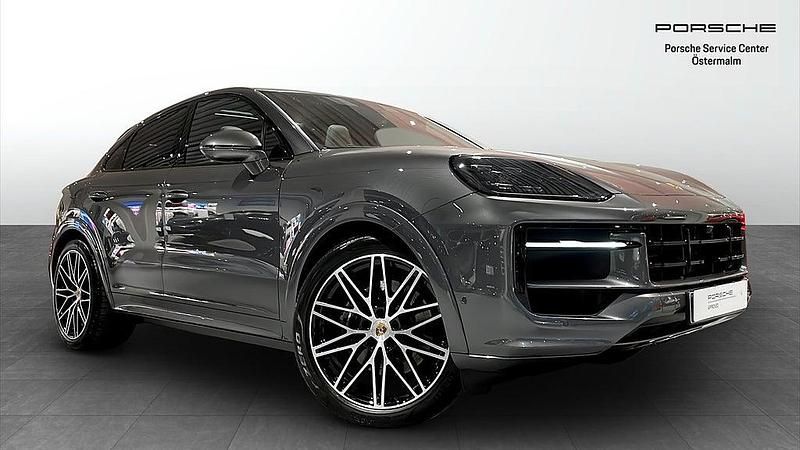 Mörkgrå Begagnad 2023 Porsche Cayenne SUV | 1 145 000 kr (Marknadspris) - Bild 1/4