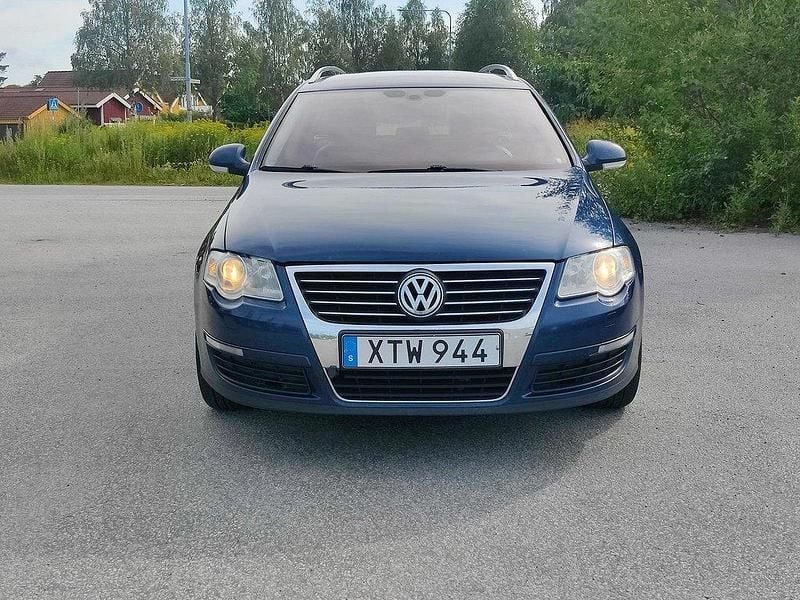 Mörkblå Begagnad 2006 VW Passat Highline Kombi | 39 900 kr (Marknadspris) - Bild 1/4