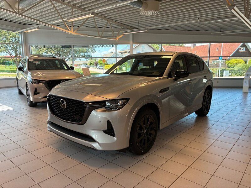 Grå (sonic silver) Ny 2025 Mazda CX-60 Homura-Line SUV | 603 300 kr (Marknadspris) - Bild 1/4