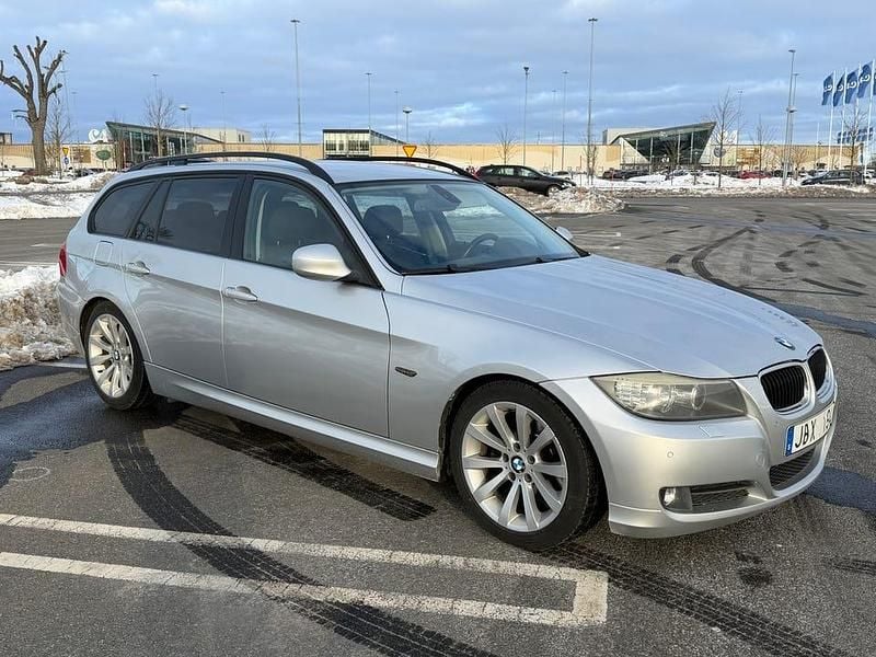 Begagnad BMW 320 177 HK (130 kW) 2009 Titanium silver metallic Kombi