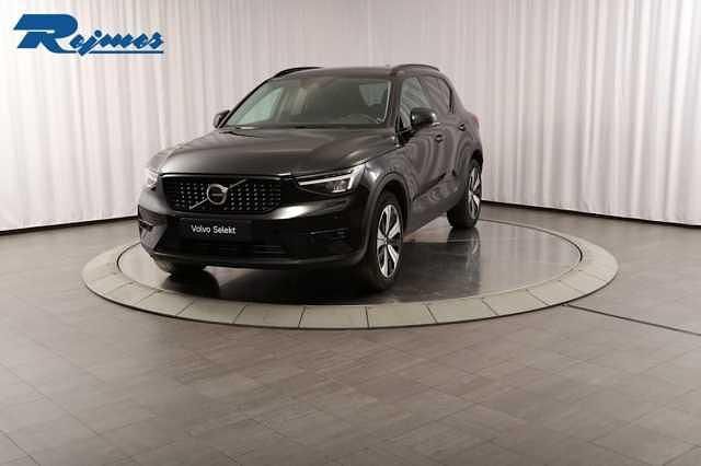 Svart (onyx svart metallic) Begagnad 2022 Volvo XC40 Plus SUV | 389 900 kr (Marknadspris) - Bild 1/4