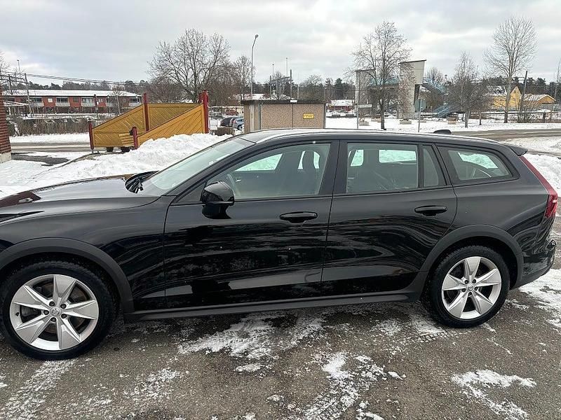 Begagnad Volvo V60 CC Momentum 190 HK (139 kW) 2020 Svart Kombi