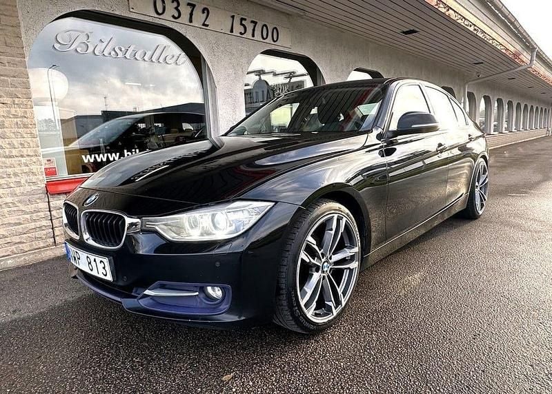 Svart Begagnad 2013 BMW 320 Sport Line Sedan | 99 500 kr (Marknadspris) - Bild 1/4