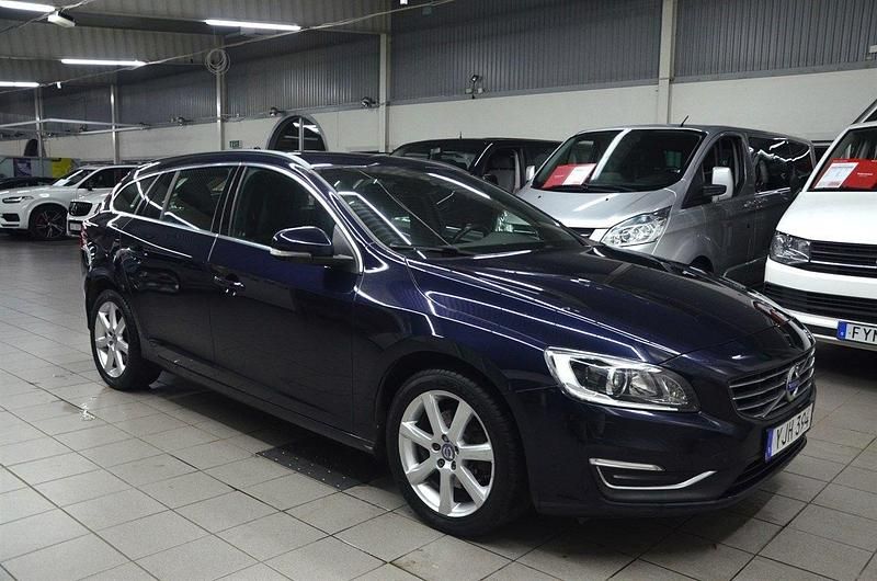 Mörkblå Begagnad 2016 Volvo V60 Momentum Kombi | 154 900 kr (Marknadspris) - Bild 1/4