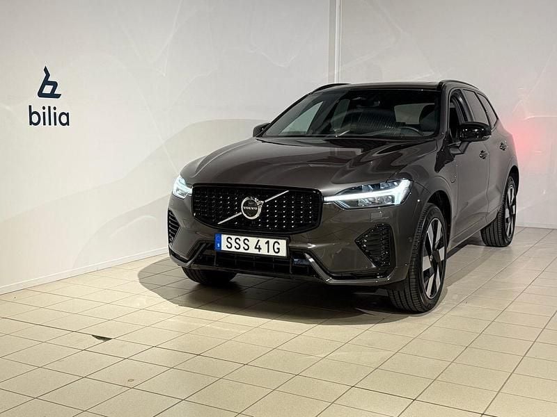 Grå Begagnad 2025 Volvo XC60 Plus SUV | 599 500 kr (Lite dyr) - Bild 1/4