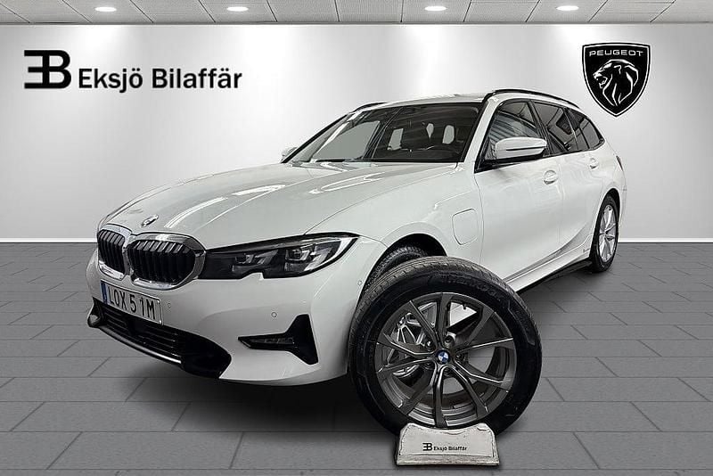 Vit Begagnad 2020 BMW 330e Sport Line Kombi | 209 500 kr (Marknadspris) - Bild 1/4