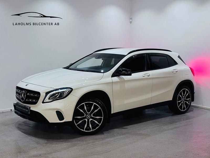 Vit Begagnad 2018 Mercedes GLA220 SUV | 174 900 kr (Marknadspris) - Bild 1/4