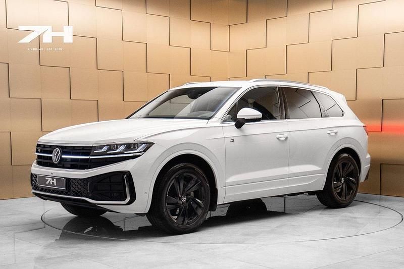 Vit Begagnad 2024 VW Touareg R-line SUV | 769 000 kr (Marknadspris) - Bild 1/4