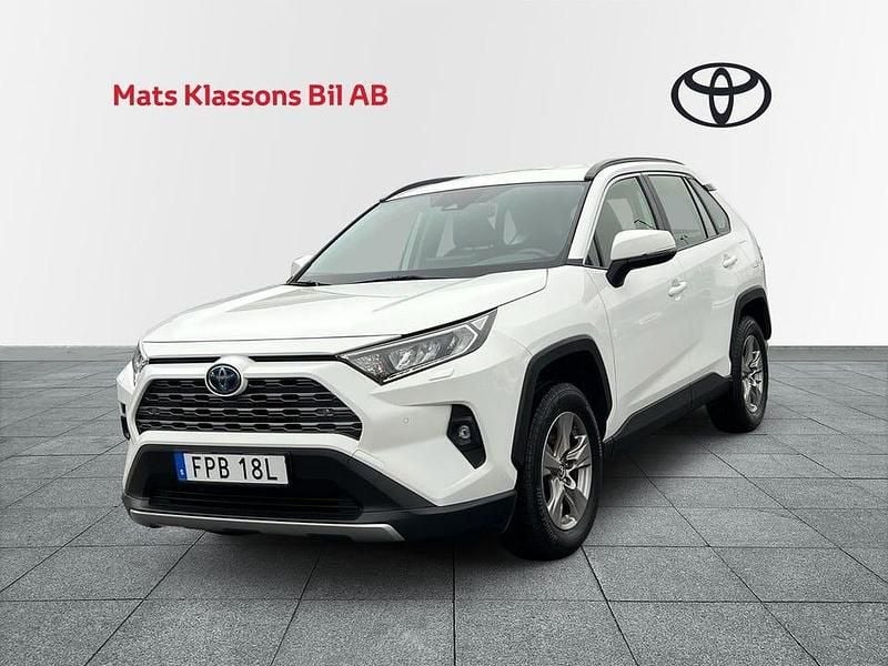 Vit Begagnad 2022 Toyota RAV4 Hybrid Active SUV | 349 000 kr (Bra pris) - Bild 1/4