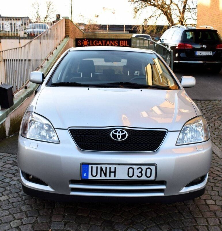 Silver Begagnad 2004 Toyota Corolla Halvkombi | 46 800 kr (Marknadspris) - Bild 1/4