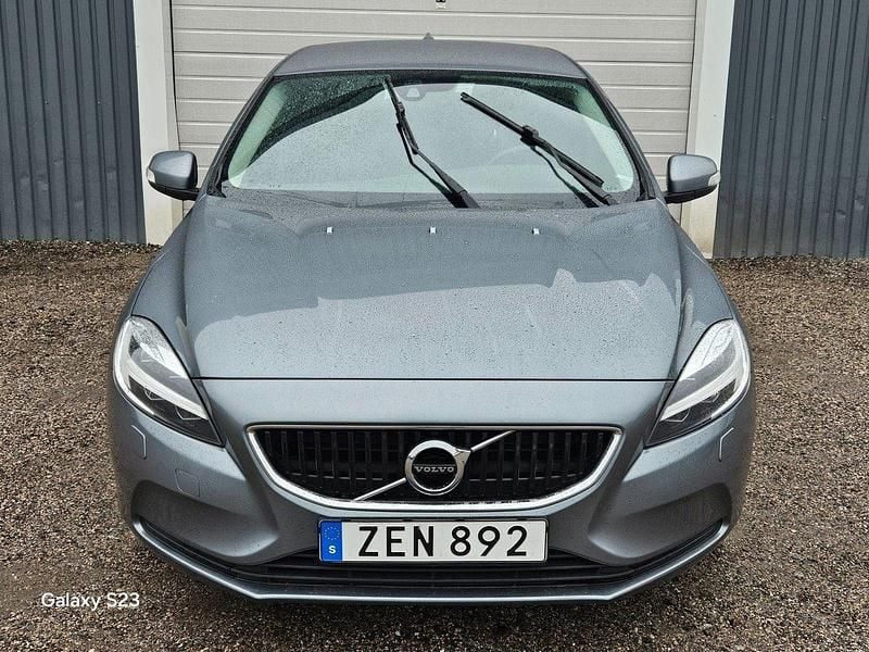 Grå Begagnad 2018 Volvo V40 Kombi | 159 000 kr (Marknadspris) - Bild 1/4