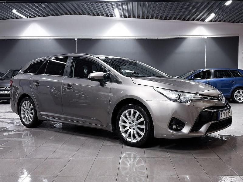 Brun Begagnad 2015 Toyota Avensis Active Kombi | 99 900 kr (Marknadspris) - Bild 1/3