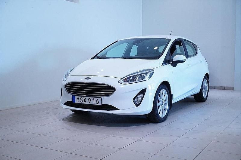 Vit Begagnad 2017 Ford Fiesta Halvkombi | 124 900 kr (Lite dyr) - Bild 1/4