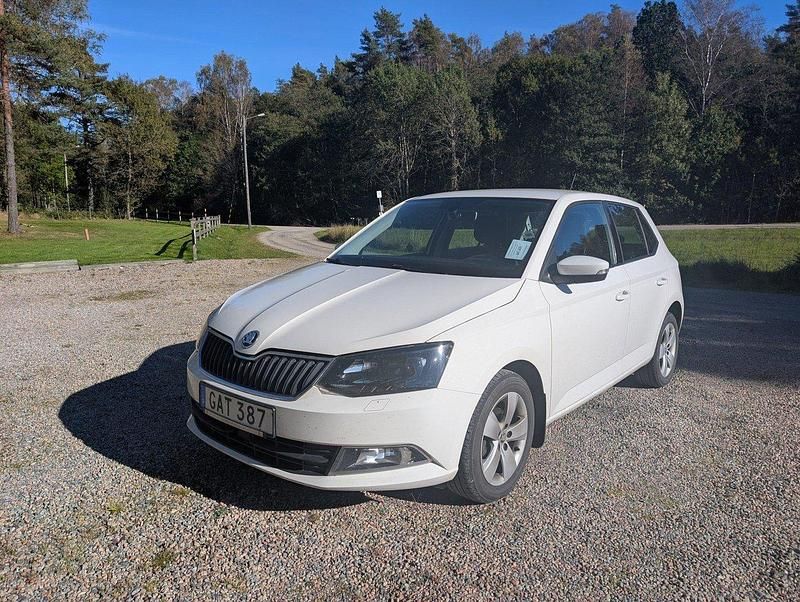 Vit Begagnad 2017 Skoda Fabia Style Halvkombi | 89 000 kr (Bra pris) - Bild 1/4