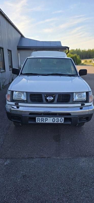 Vit Begagnad 2000 Nissan Navara Pickup | 59 900 kr - Bild 1/4