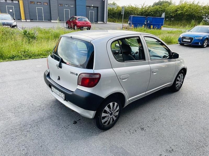 Grå Begagnad 2000 Toyota Yaris Halvkombi | 14 500 kr (Bra pris) - Bild 1/4