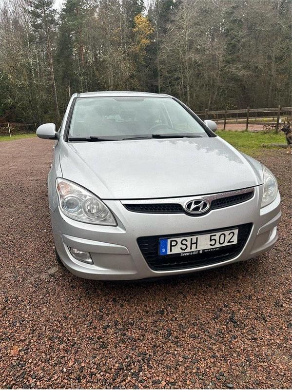 Silver Begagnad 2008 Hyundai i30 Halvkombi | 20 000 kr (Dyr) - Bild 1/4