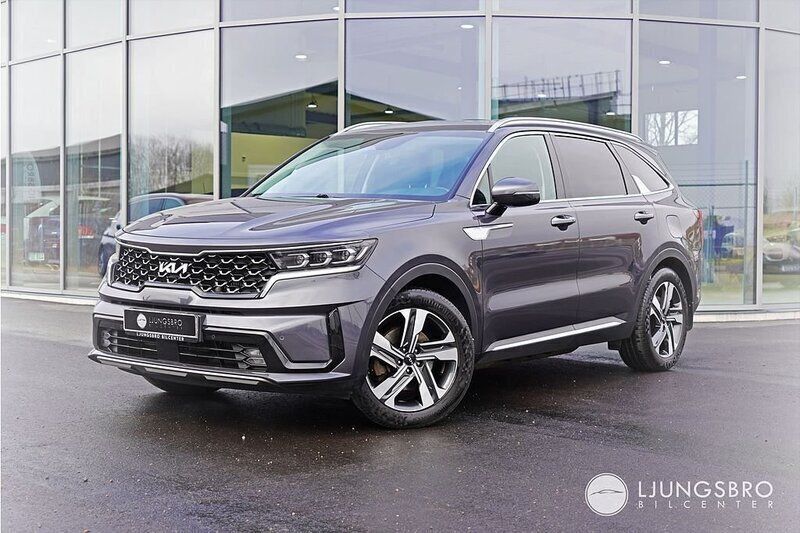 Grå Begagnad 2022 Kia Sorento Plus SUV | 469 900 kr (Marknadspris) - Bild 1/4