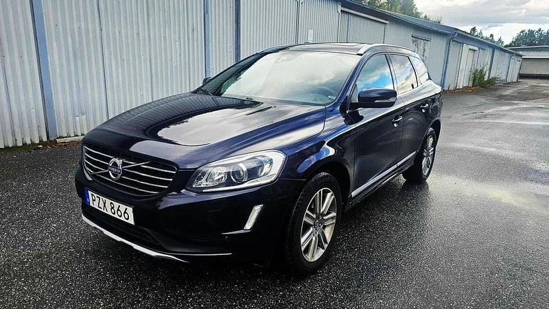 Mörkblå Begagnad 2016 Volvo XC60 Summum SUV | 184 900 kr (Marknadspris) - Bild 1/4